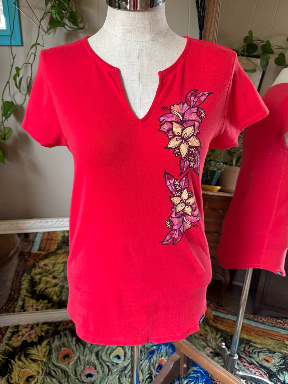 Crazy shirts Women's Red Floral Notch-Neck Short Sleeve Tee, size XL